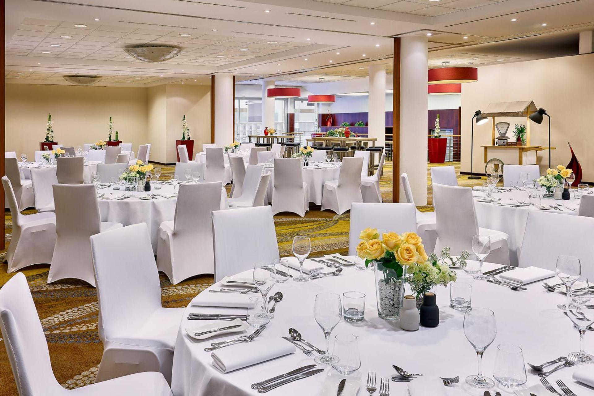 Courtyard By Marriott Duesseldorf Hafen Hotell Exteriör bild
