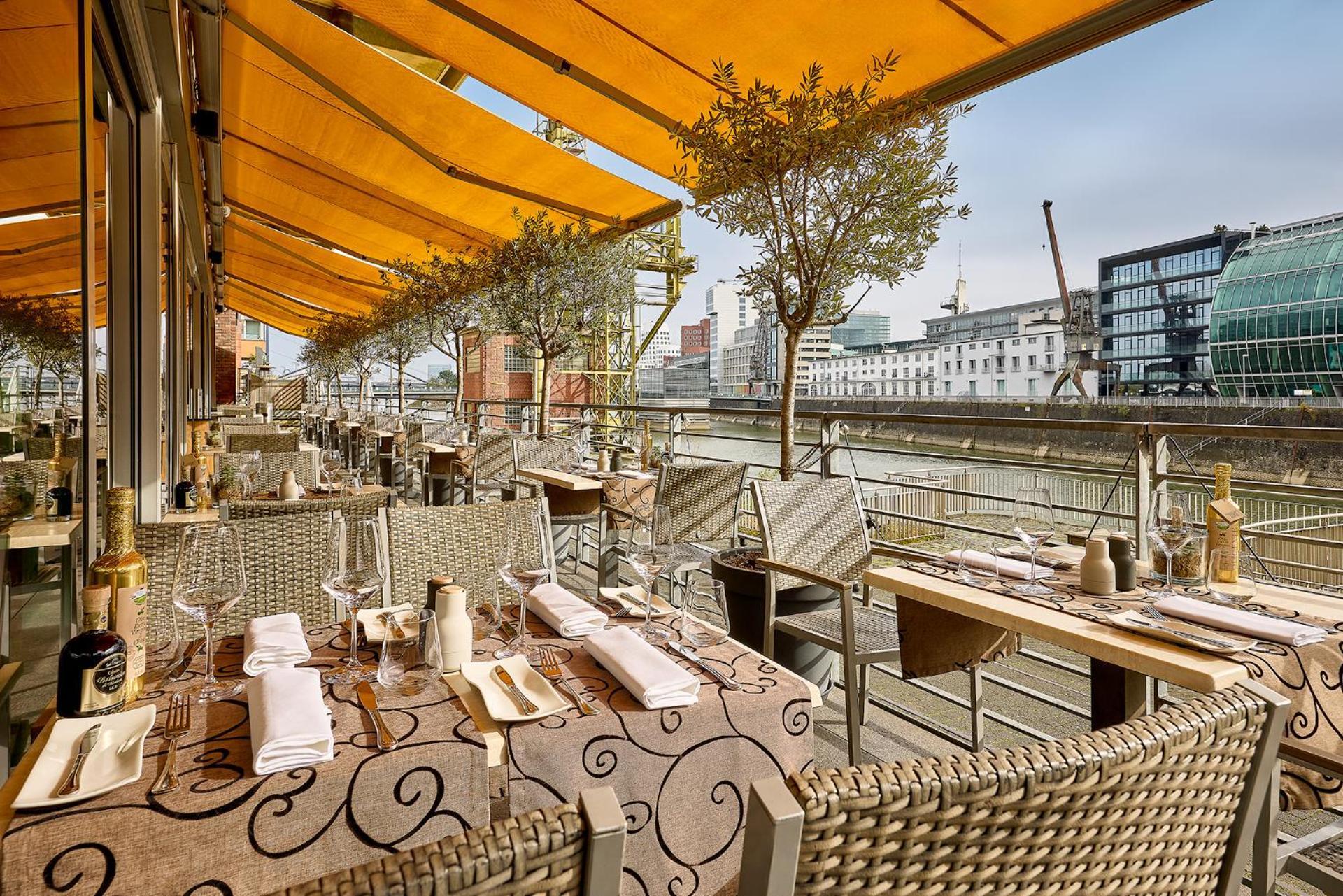 Courtyard By Marriott Duesseldorf Hafen Hotell Exteriör bild