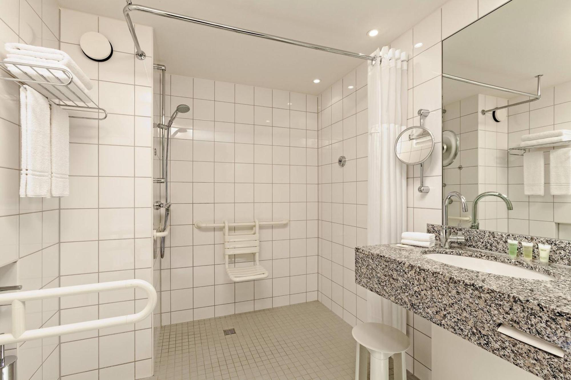 Courtyard By Marriott Duesseldorf Hafen Hotell Exteriör bild