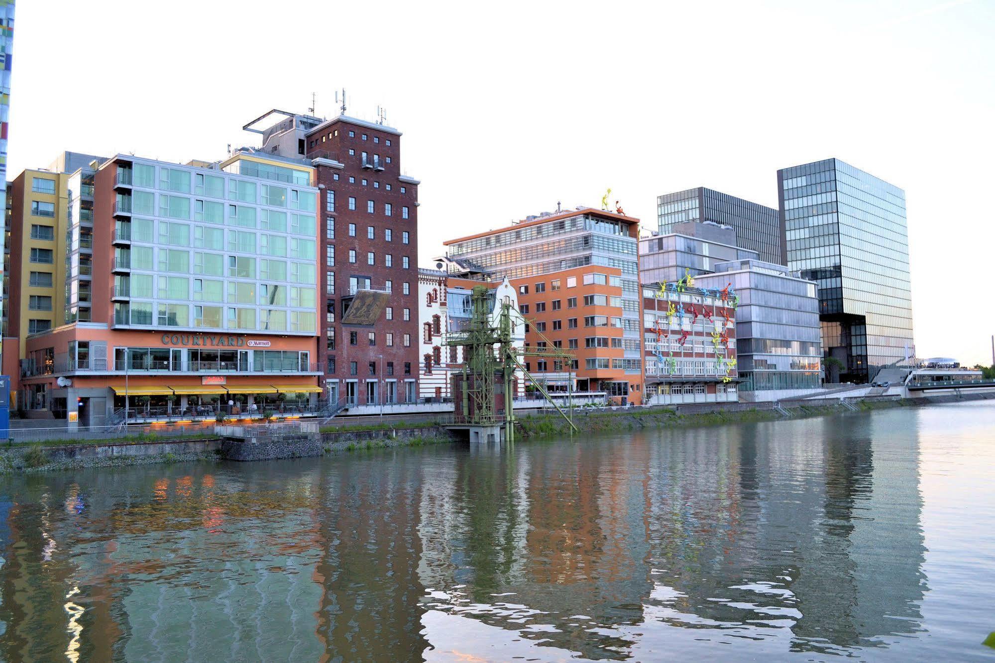 Courtyard By Marriott Duesseldorf Hafen Hotell Exteriör bild